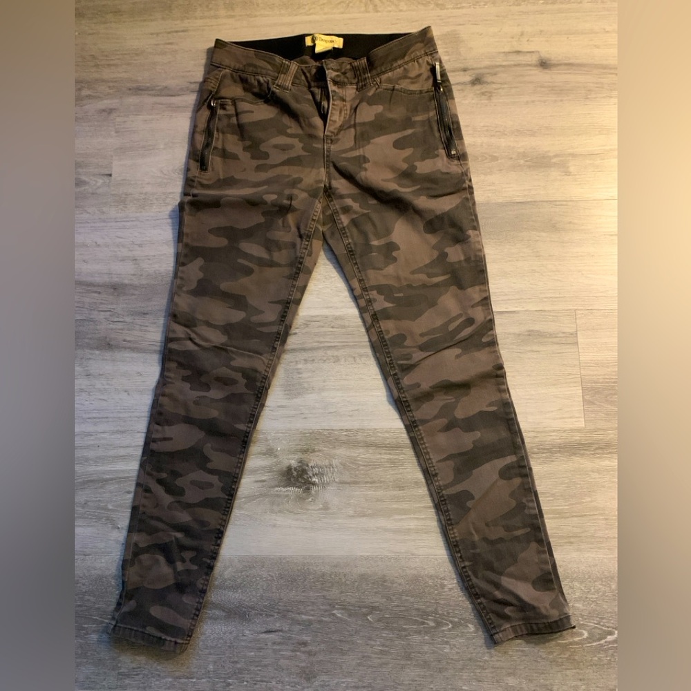 Democracy camo leggings, size 6